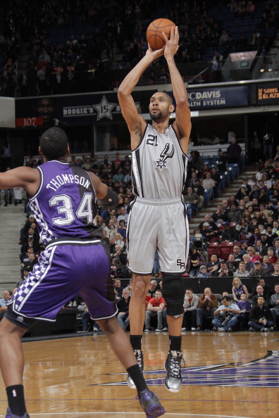 欧冠赛前穆里尼奥与两名昔日弟子重逢，并亲吻了斯内德的光头